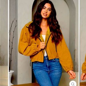 nice mustard color jacket, new and size medium